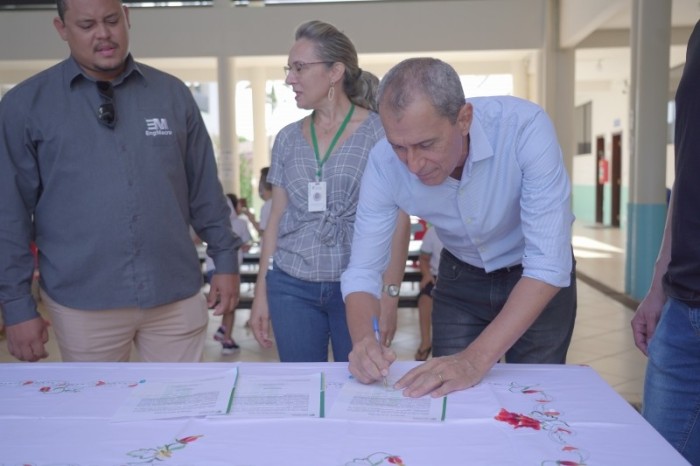 Prefeito Miguel Vaz assina ordem de serviço para ampliação da Escola Vinicius de Moraes