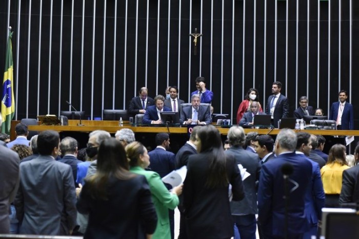 Câmara aprova texto-base de MP que prevê internet gratuita para alunos carentes da rede pública