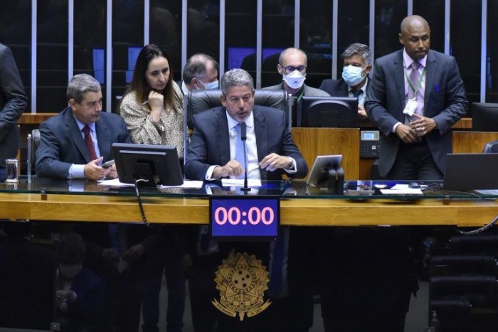 Deputados analisam MP que prevê internet gratuita para alunos carentes da rede pública; acompanhe