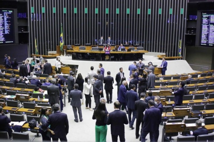 Câmara conclui votação de MP que prevê internet gratuita para alunos da rede pública; acompanhe