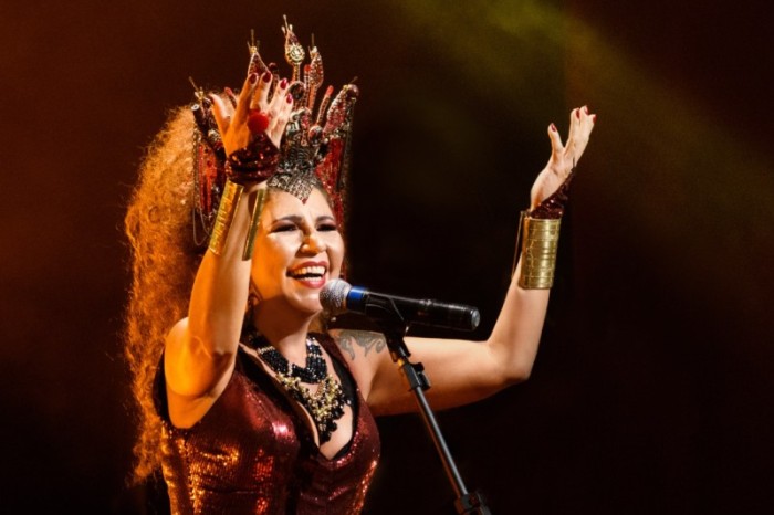 Rita Benneditto apresenta o show “Tecnomacumba” no Projeto Seis e Meia