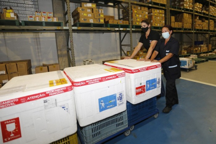 Mais de 289 mil vacinas contra a Covid-19 e Influenza são distribuídas às Regionais de Saúde