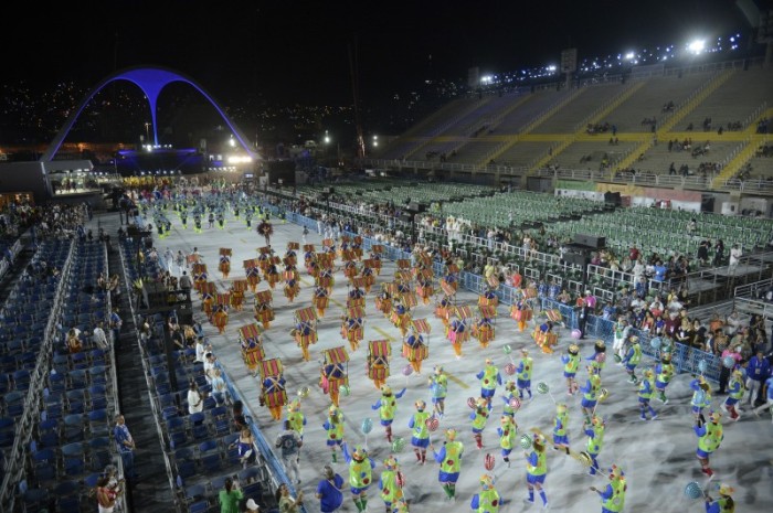 Rio: carnaval renasce no Sambódromo após dois anos de pandemia