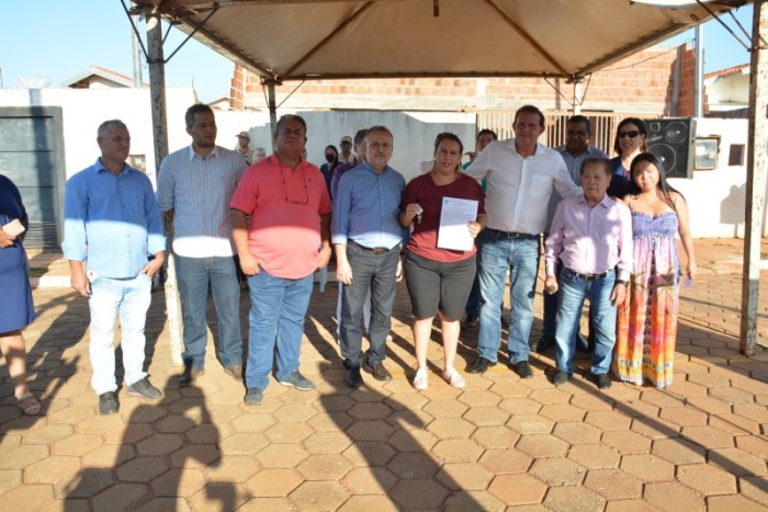 Prefeito de Bataguassu entrega 64 casas e anuncia doação de terrenos para construção de mais 105 moradias no município