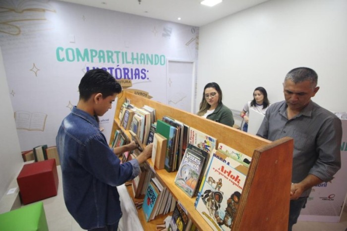 Ação literária da Imprensa Oficial leva incentivo à leitura ao público de shopping da zona leste