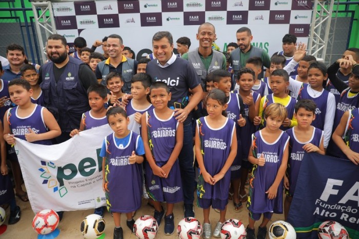 Sem reformas há 15 anos, Campo do Buracão é entregue revitalizado pelo Governo do Amazonas