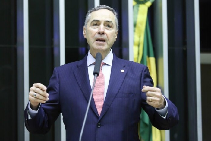 Câmara recorre de decisão de Roberto Barroso sobre perda de mandato de deputado