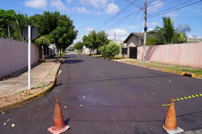 Secretaria de Infraestrutura e Obras avança no revestimento com lama asfáltica nos bairros