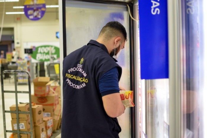 Procon-AM apreende 26 Kg em produtos de limpeza e alimentos em supermercado