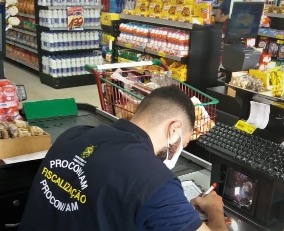 Procon-AM apreende mais de uma tonelada de produtos em supermercado na zona leste de Manaus