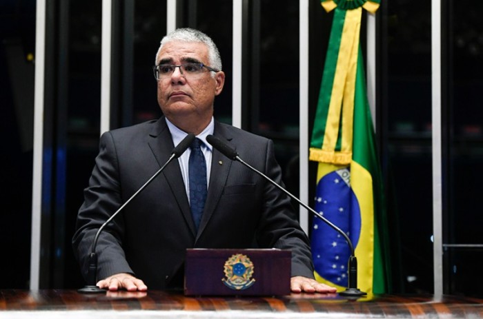 Senadores devem servir de mediadores na atual crise entre Poderes, avalia Girão