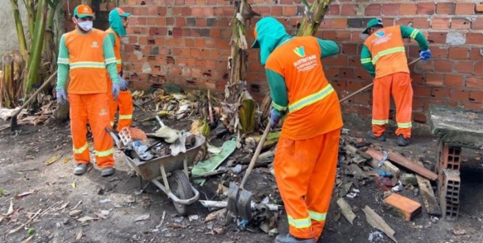 Prefeitura recolhe três caçambas de lixo em imóvel no Irmã Dulce