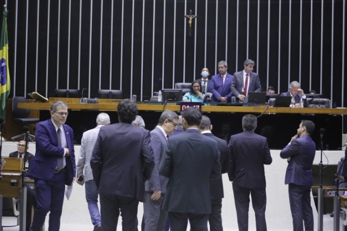 Deputados aprovam emenda que restabelece despacho gratuito de bagagem em voos