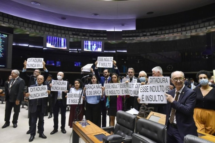 Oposição faz protesto em Plenário contra indulto à pena de Daniel Silveira