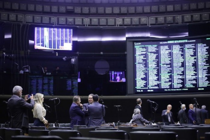 Deputados analisam projeto que regulamenta funcionamento das associações de municípios; acompanhe