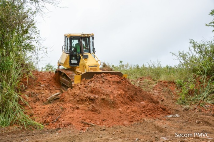 Com limpeza de entorno da barragem Prefeitura inicia recuperação da estrada que liga Iguá a diversos povoados