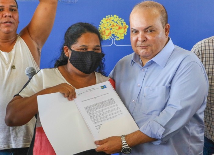Moradores do Morro do Sabão ganham lotes e saem da irregularidade