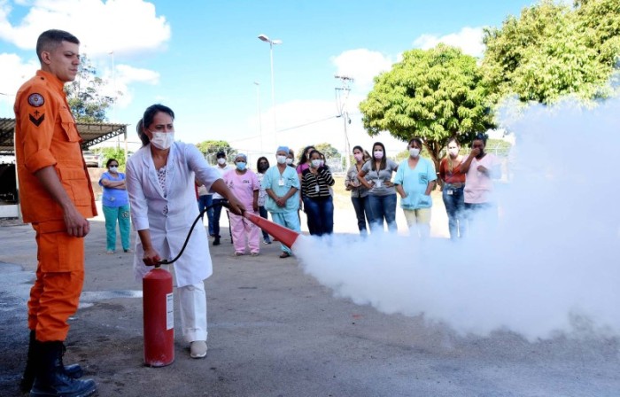 Bombeiros treinam servidores do HRL para uso de extintores de incêndio