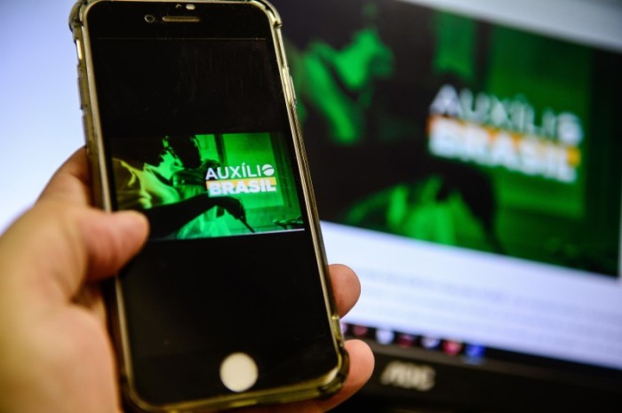Caixa paga Auxílio Brasil a beneficiários com NIS final 8