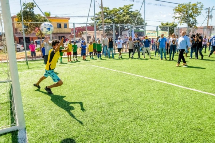 Campo de grama sintética é entregue à comunidade da Vila Rabelo