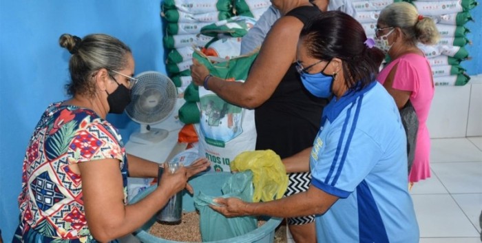 Entrega de sementes de milho e feijão para o pequeno agricultor prossegue neste sábado