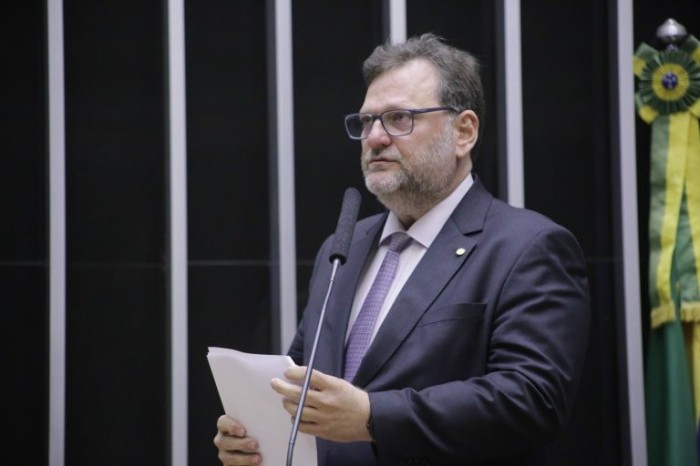 Câmara aprova MP que autoriza doação de vacinas contra Covid-19 a outros países; acompanhe