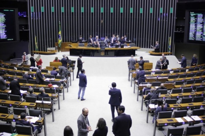 Deputados analisam pedido de urgência para projeto que susta reajuste de tarifas de energia no Ceará; acompanhe