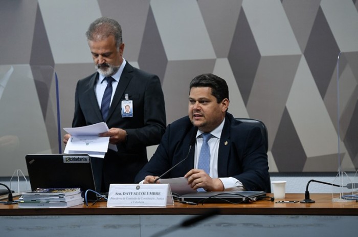 Carteira de radialista vale como documento de identidade, confirma CCJ
