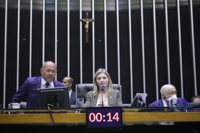 Câmara aprova urgência a projeto sobre sinalização relativa ao autismo; acompanhe