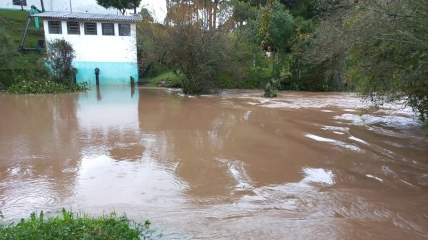 Foto: Divulgação/Casan A grande quantidade de chuva que vem atingindo o estado desde esta segunda-feira, 2, está prejudicando o abastecimento de água em várias regiões. As equipes da Casan em todo o estado estão mobilizadas para normalizar os sistemas e o