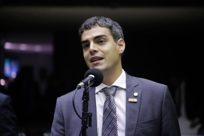Partido Novo declara voto contrário ao piso salarial da enfermagem; acompanhe