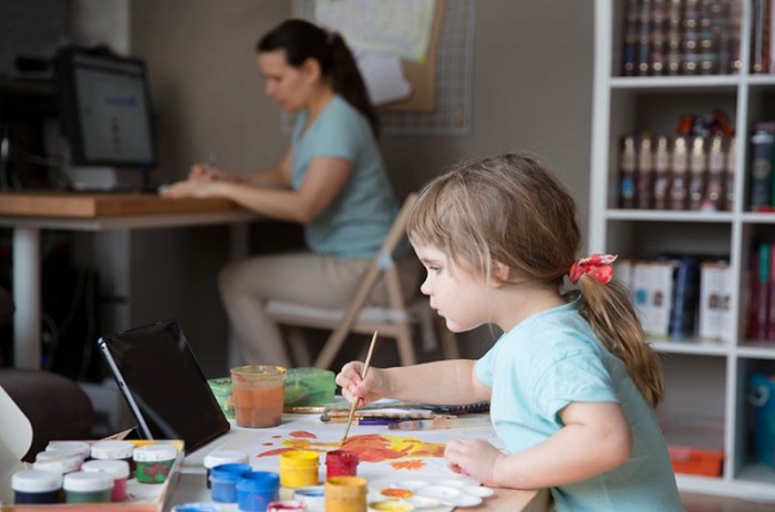 MP libera FGTS para creche e flexibiliza jornada de trabalho para mães