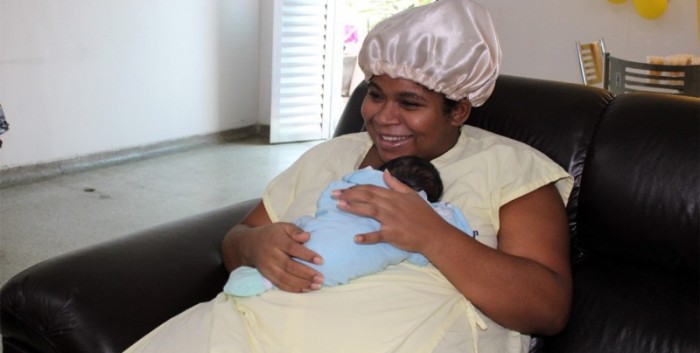 Com o filho nos braços, mulheres relatam expectativa para o Dia das Mães