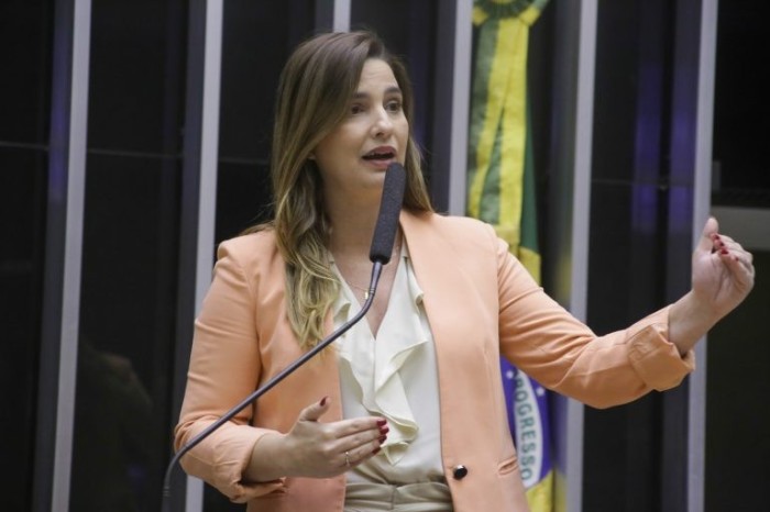Projeto obriga estabelecimentos abertos ao público a incluir símbolo sobre autismo em placas de prioridade