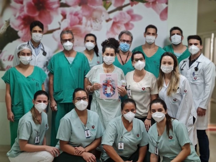Equipes hospitalares realizam parto e cirurgia cardíaca de emergência para salvar vida de gestante e bebê