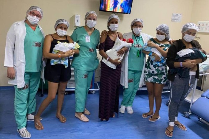 Abelardo Santos homenageia mães vestindo bebês de modo especial
