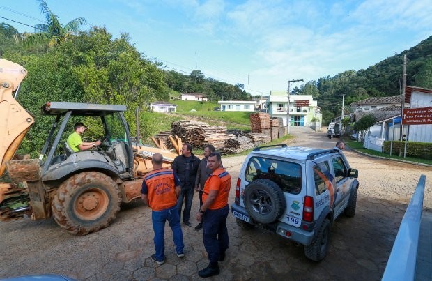 Governador esteve em Anitápolis nesta segunda para acompanhar os trabalhos recuperação - Fotos: Julio Cavalheiro / Secom 