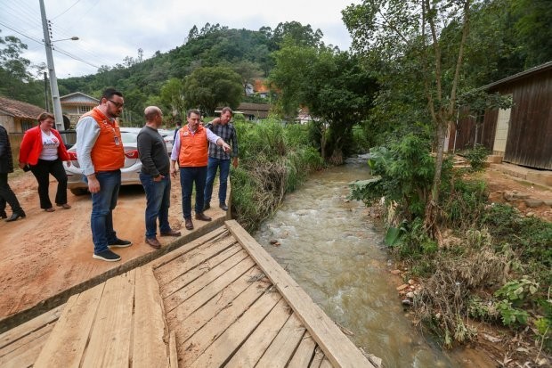  Fotos: Julio Cavalheiro/Secom O governador Carlos Moisés esteve na manhã desta segunda-feira, 9, em Anitápolis, na Grande Florianópolis, para acompanhar os trabalhos de atendimento aos estragos causados pelas fortes chuvas que atingiram o município na úl