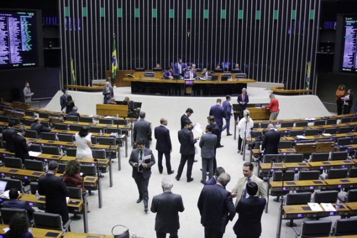 Câmara aprova projeto que inclui símbolo do autismo em placas de prioridade