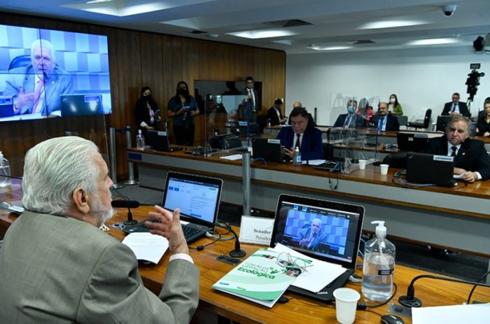 Comissão de Meio Ambiente aprovou projeto em reunião conduzida por Jaques Wagner (à esq.) - Geraldo Magela/Agência Senado