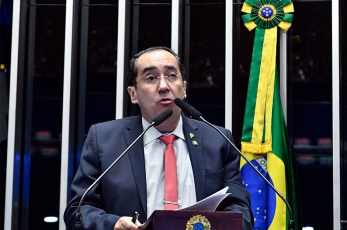 Kajuru critica verba para livro sobre história das armas