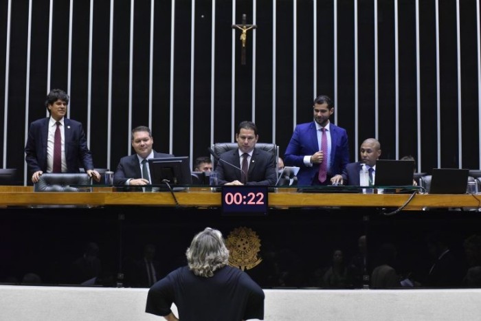 Programa de contratação de voluntários é alvo de obstrução de partidos contrários ao governo; acompanhe
