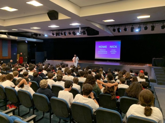Instituição de ensino promove semana para conscientizar sobre o uso da internet