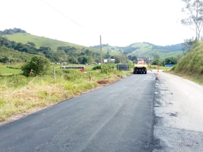 No Sul de Minas, rodovia LMG-883 recebe novo asfalto