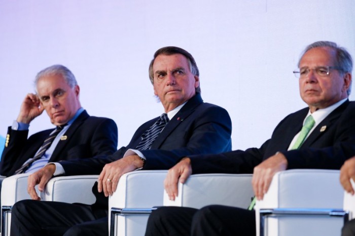 Em SP, presidente critica Petrobras e diz “lamentar” preço do diesel