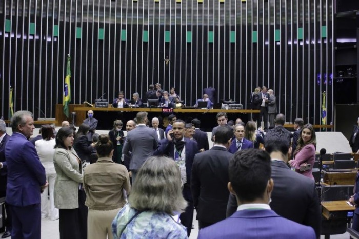 Câmara aprova MP que destina R$ 418 milhões para recuperação de estradas destruídas pelas chuvas; acompanhe