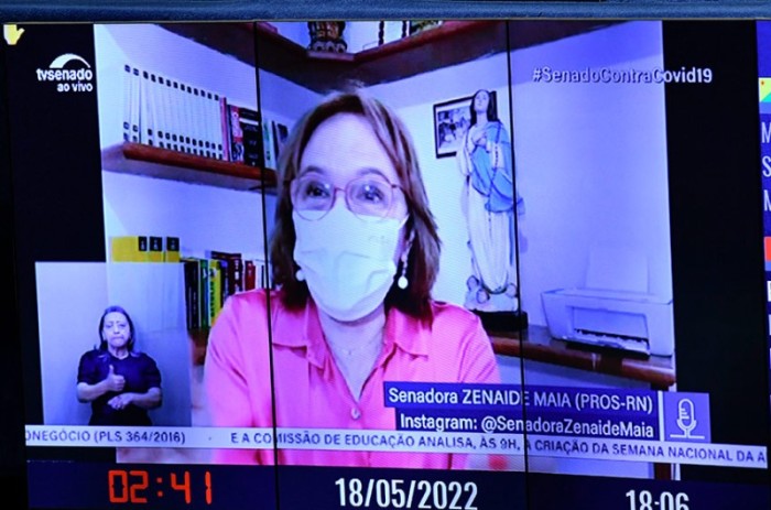 Zenaide destaca carteira de radialista como identidade e pena maior para injúria racial