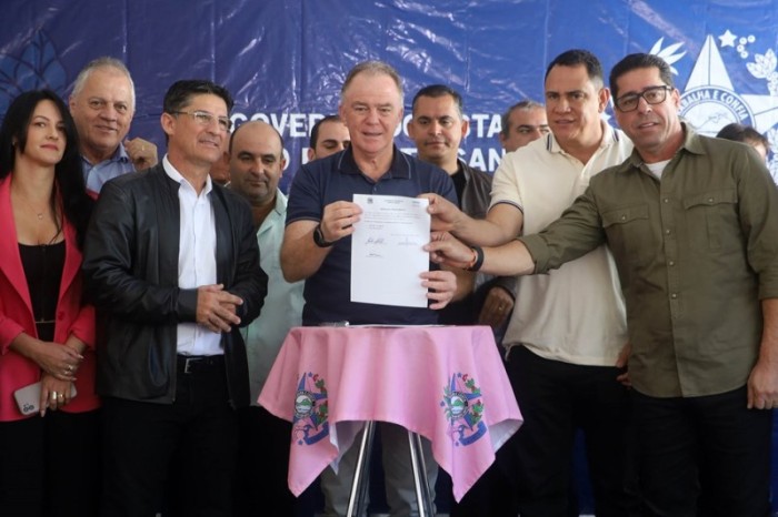 Governador entrega ponte e anuncia calçamento rural em Divino de São Lourenço