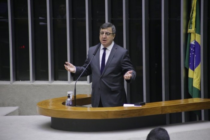 Projeto classifica combustíveis e energia como itens essenciais para limitar tributação
