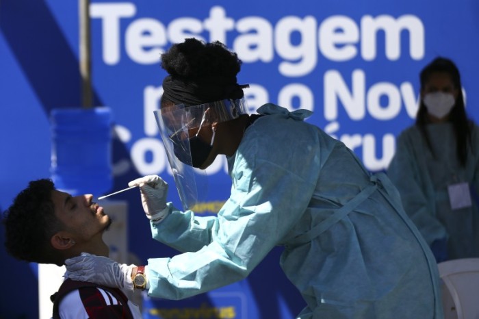 Brasil tem 12,6 mil novas infecções por covid-19 em 24h